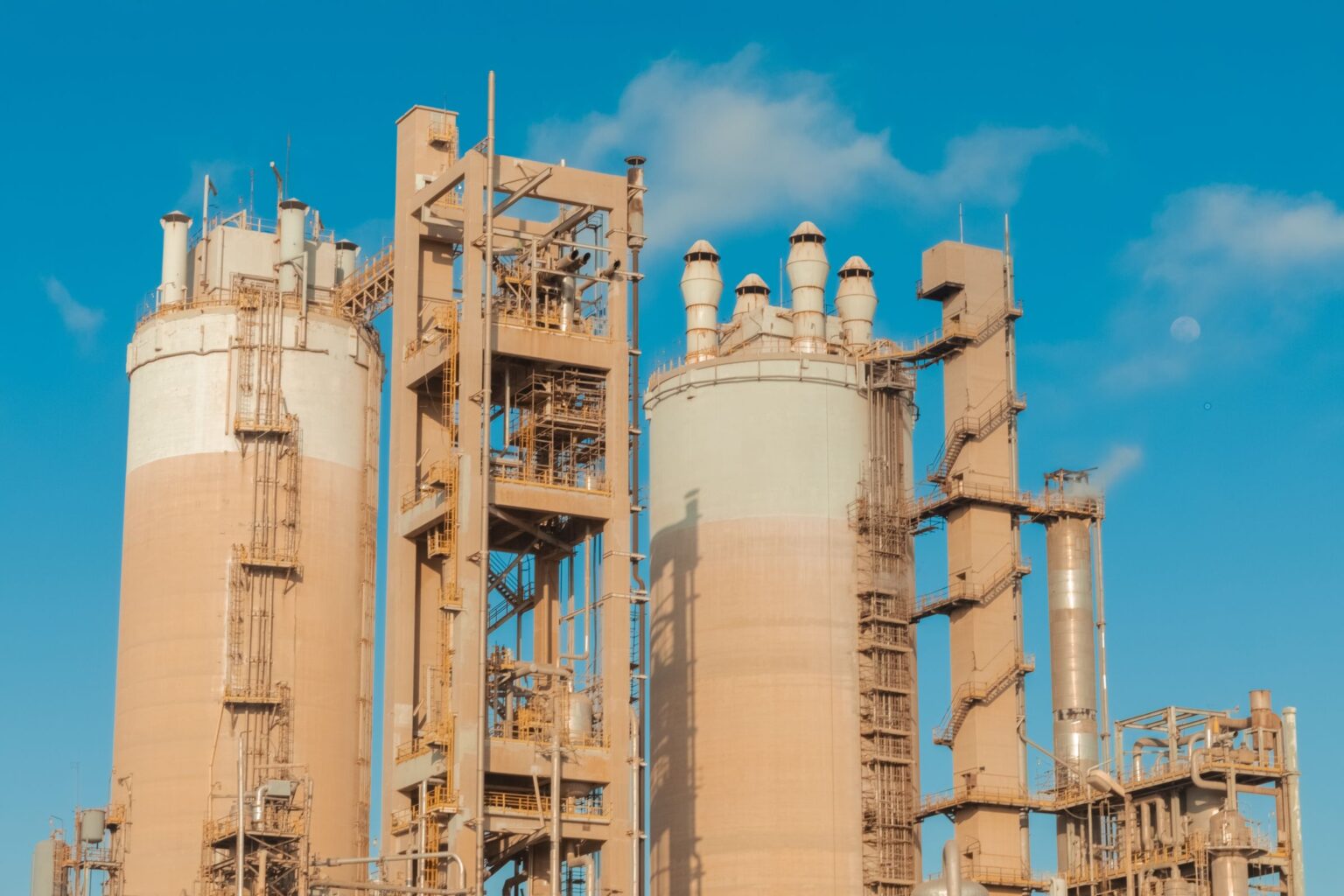 Oilfield process plant with storage silos and steel structures